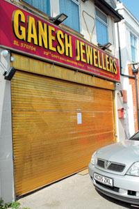 Update Jewellery Shop Gang Wore White Paper Suits Maidenhead Advertiser They specialise in jewellery, silver jewellery, wedding jewellery, wedding rings, bracelets, necklaces and engagement rings, the phone number. update jewellery shop gang wore white