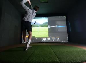 Indoor golf 'tees off' in Maidenhead with UK's first leisure-centre based simulator