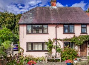 Picturesque cottage which stops walkers in their tracks