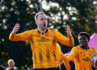 "No one else like him": Fontenelle lauds Davies as Slough march into FA Cup Second Round "No one else like him": Fontenelle lauds Davies as Slough march into FA Cup Second Round