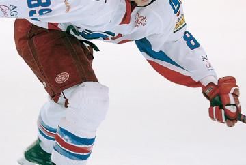 Former Jets legends dust off their skates for celebration charity match