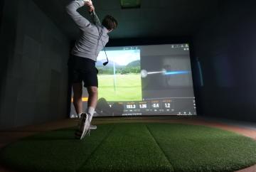 Indoor golf 'tees off' in Maidenhead with UK's first leisure-centre based simulator