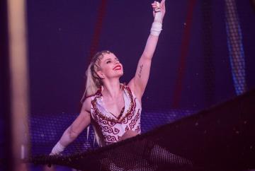 Trapeze artist from Slough 'overwhelmed' by surgery fundraiser support