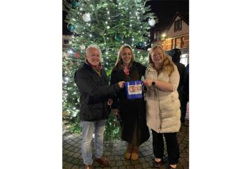 MP switches on lights to Twyford's Tree of Christmas Wishes