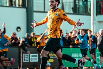 Goddard&rsquo;s stoppage-time stunner earns Slough dramatic point against Salisbury