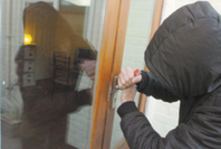 Abbots Langley House burglary Robbed of their Jewellery﻿