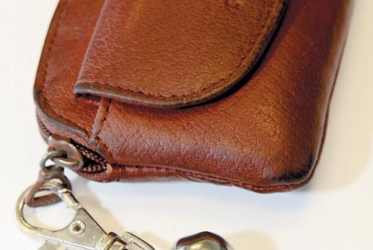 Police providing purse bells to combat pickpockets Maidenhead Advertiser