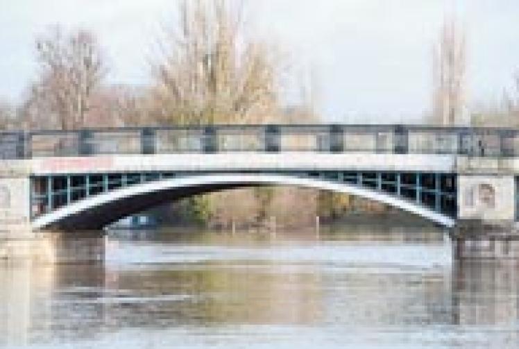 Fight to put jetty on the Thames continues