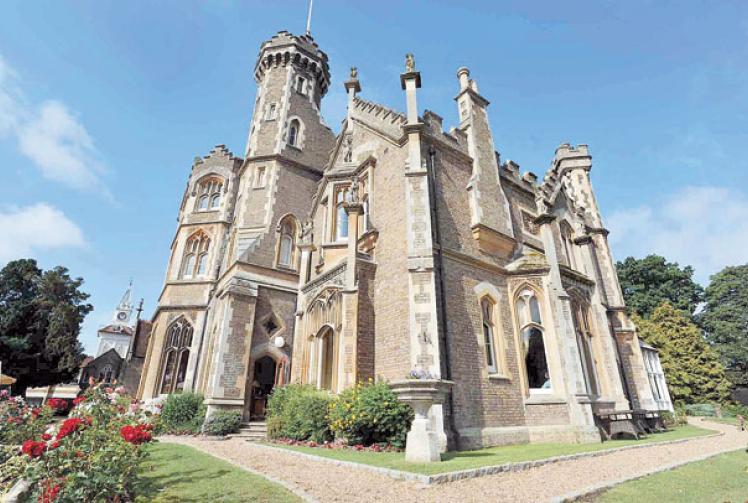 Oakley Court Hotel responds to anonymous review by dissatisfied bride