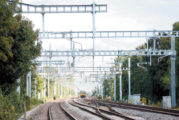 Train delays due to overhead electric wire damage between Slough and London Paddington