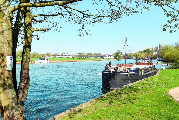 Man stabbed in broad daylight while on River Thames