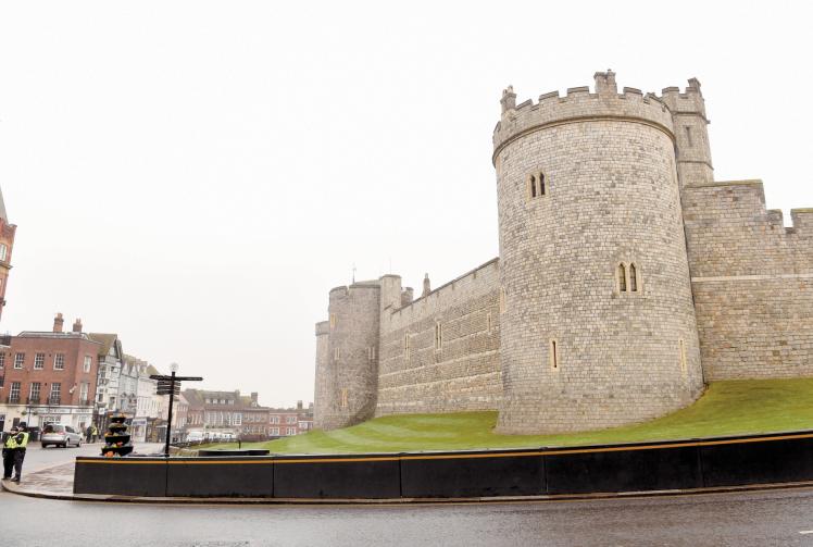 Queen sends message to the public as she arrives at Windsor Castle