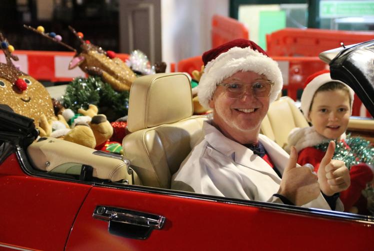 Radio DJ Chris Evans secretly switches on Marlow Christmas lights
