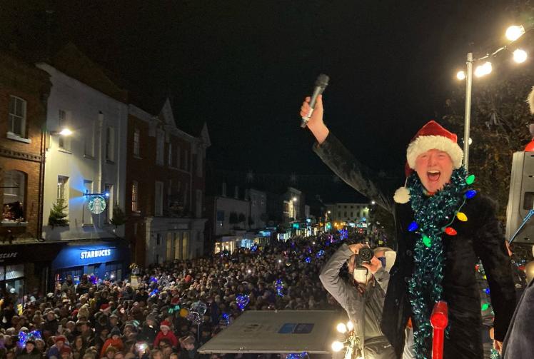 Radio's Chris Evans flicks switch on Marlow's Christmas lights