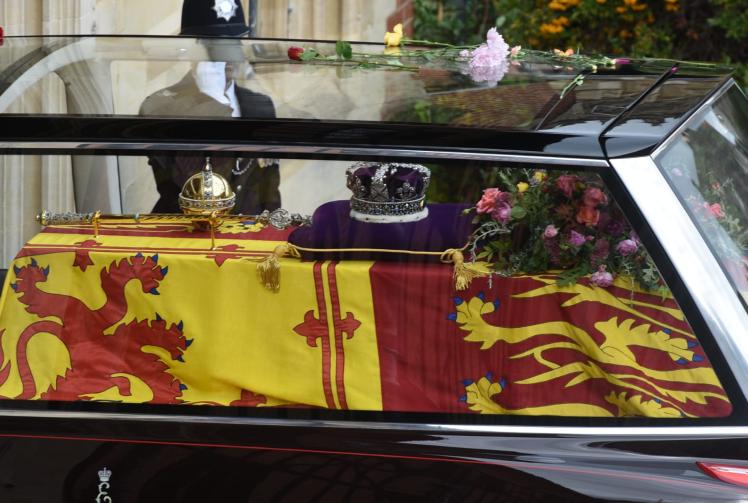 The Queen returns to Windsor to be laid to rest