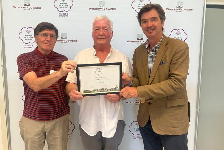 Councillor Malcolm Bray and Twyford Together representative Paul Cassidy collect an award 