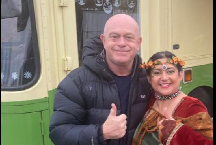 Festive storytelling bus brings in &pound;2,000 for Thames Hospice