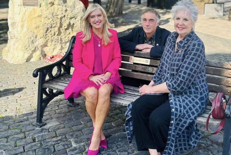 Plaques to support those grieving fitted on Windsor and Maidenhead park benches 