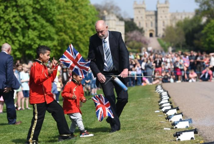 Kids invited to take part in 21-gun salute for King's birthday