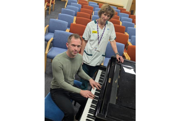 Pianist praises Wexham Park Hospital staff who saved his fingers after accident