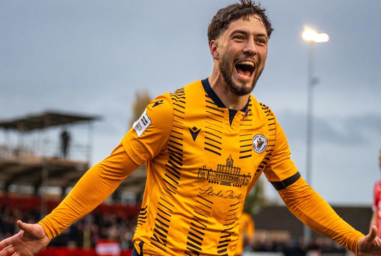 Makowski&rsquo;s late lob seals Slough Town's triumph over the Romans