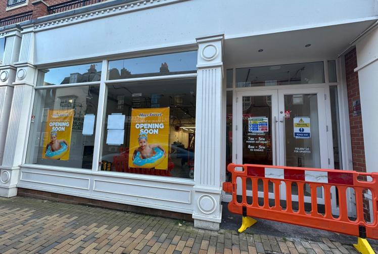 Posters go up announcing Hays Travel move into Maidenhead High Street unit