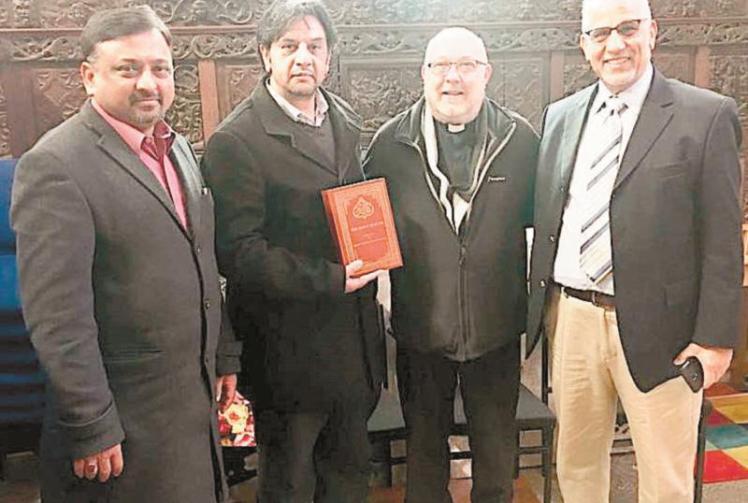 Burnham reverend and members of Ahmadiyya Muslim community hold special meeting 