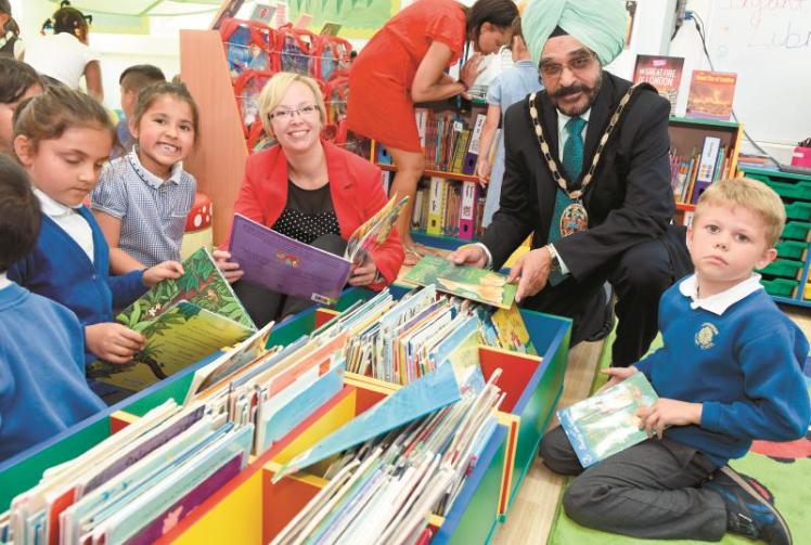 Mayor of Slough opens new library at Cippenham school 