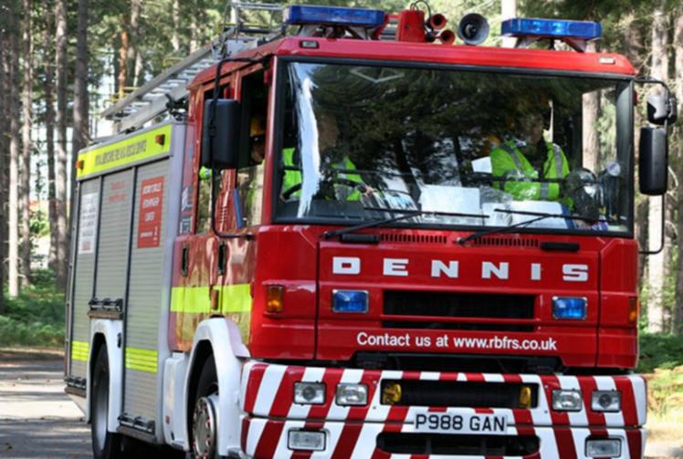 Canal boat catches fire in Iver