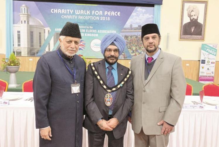 Slough Mayor picks up Thames Hospice donation at Ahmadiyya Muslim charity event