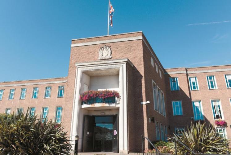 Damning report recommends Royal Borough&nbsp;'urgently' reviews financial concerns