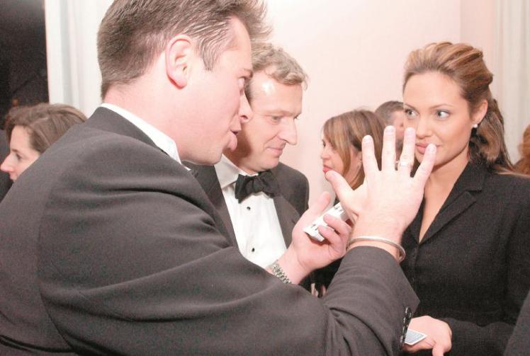 Celebrated Maidenhead magician presents live show for Thames Hospice