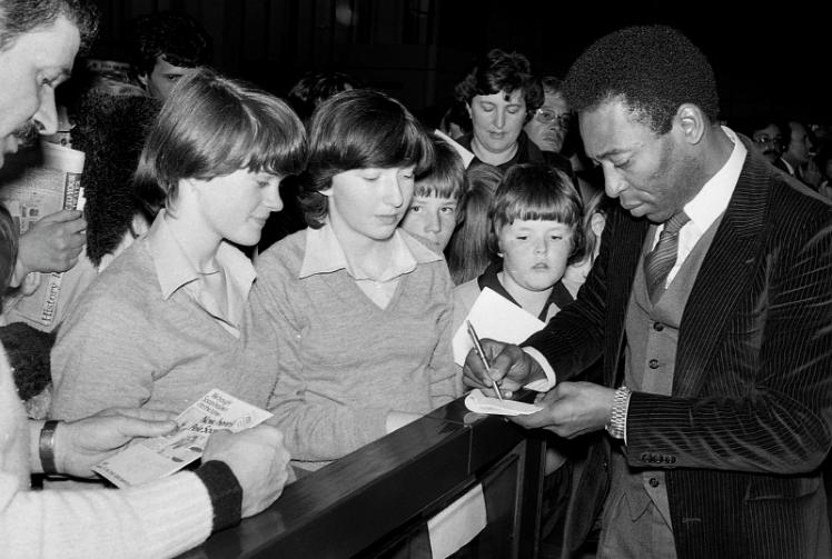 Remember When: Maidenhead school children met football superstar Pelé