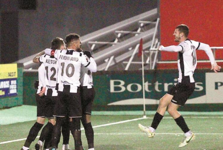Ferdinand scores twice as Magpies overcome Hemel to set up Daggers tie