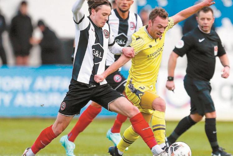 Smith signs contract extension at Maidenhead United