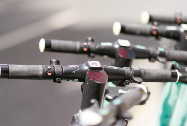 Police officers will not chase helmet-less e-scooter riders, chief constable warns