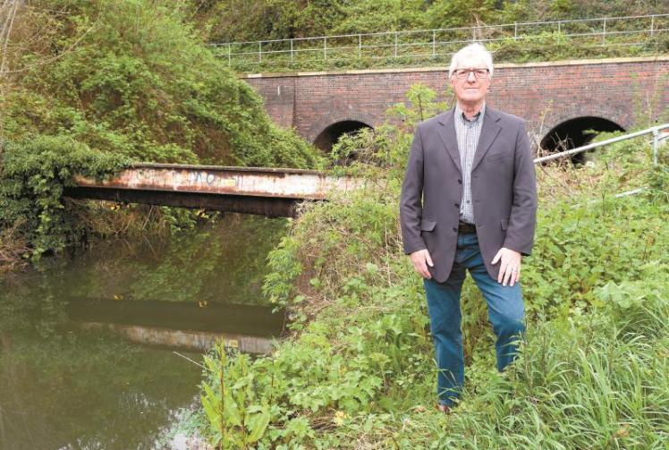 Calls made to remove 'dangerous' low pipe bridge over Maidenhead waterways