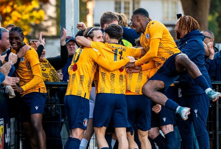 Drakes-Thomas strikes at the death as Slough Town edge FA Cup thriller 
