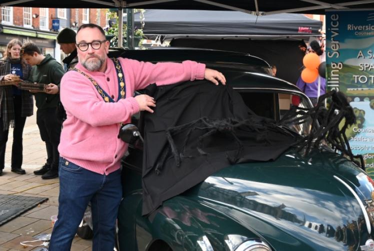 Mayor unveils ‘Horris’ the Morris Minor van