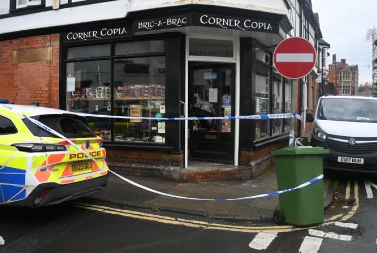 THIEVES TARGET SHOP AND CARS IN RAMPAGE