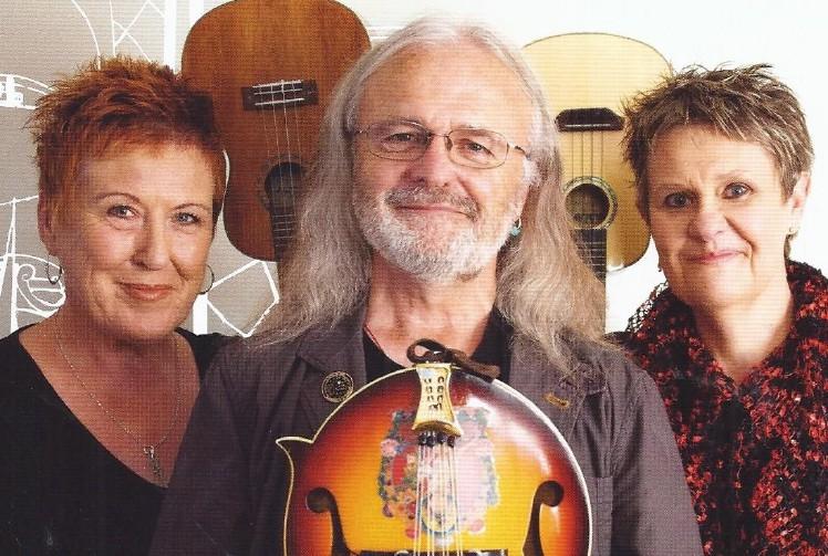Trio&rsquo;s annual gig has festive fountain of music