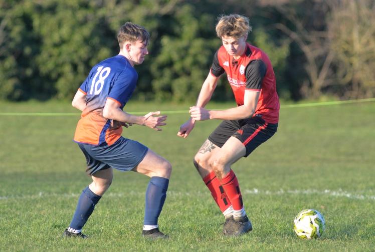 May pulls off spectacular late save as United hold table-toppers to draw